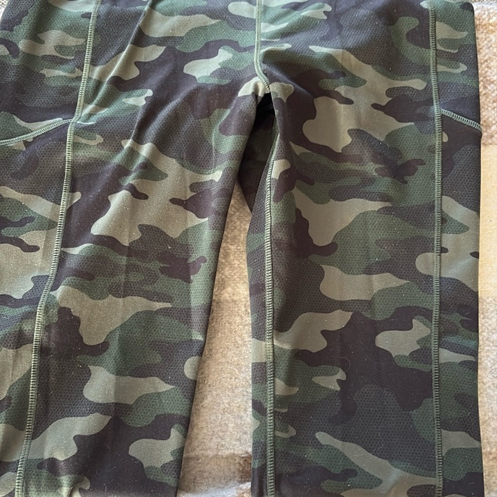 Gap fit camo capri leggings